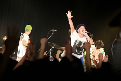 どついたるねんワンマンライブ「第2回オナラプープーまつり」の様子。