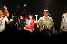 どついたるねんワンマンライブ「第2回オナラプープーまつり」アンコールの様子。
