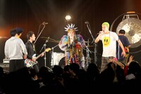 どついたるねんワンマンライブ「第2回オナラプープーまつり」の様子。