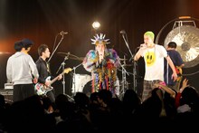 どついたるねんワンマンライブ「第2回オナラプープーまつり」の様子。