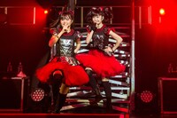 左からMOAMETAL、YUIMETAL。（Photo by Dana (distortion) Yavin）