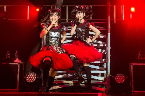 左からMOAMETAL、YUIMETAL。（Photo by Dana (distortion) Yavin）