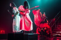 神バンドとSU-METAL。（Photo by Dana (distortion) Yavin）
