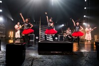 BABYMETAL「BABYMETAL BACK TO THE USA / UK TOUR 2014」イギリス・O2 Academy Brixton公演の様子。（Photo by Dana (distortion) Yavin）
