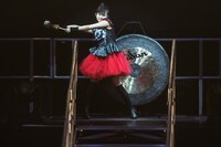 銅鑼を鳴らそうとするSU-METAL。（Photo by Dana (distortion) Yavin）