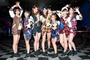 オリコンシングル週間ランキングで7位を獲得し指で7位を表現するアップアップガールズ(仮)。