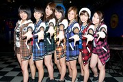 オリコンシングル週間ランキングで7位を獲得し指で7位を表現するアップアップガールズ(仮)。