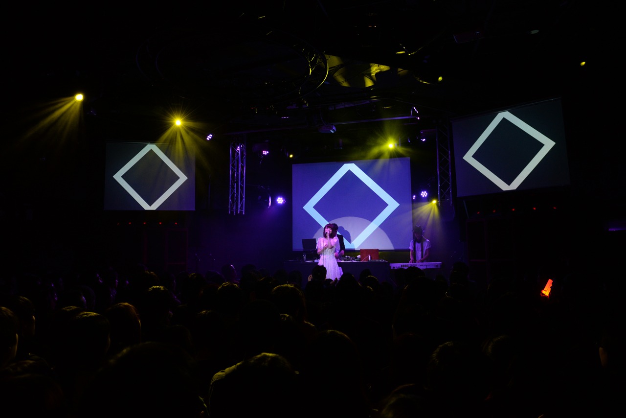 花澤香菜「KANAight」のライブパートの様子。