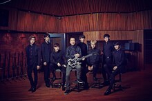 INFINITEと布袋寅泰（中央）。