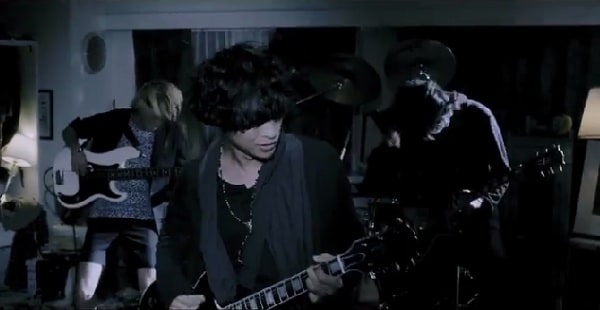 THE ORAL CIGARETTES「嫌い」PVのワンシーン。