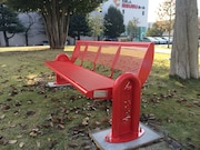 こども未来センター前広場、通称「赤い公園」に設置された赤いベンチ。