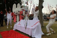 赤いベンチ除幕式で盛り上がる赤い公園とくるりん。