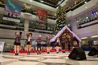 Berryz工房による「ロマンスを語って / 永久の歌」発売記念イベントの様子。