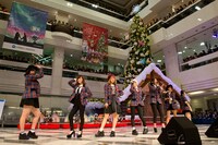 Berryz工房による「ロマンスを語って / 永久の歌」発売記念イベントの様子。