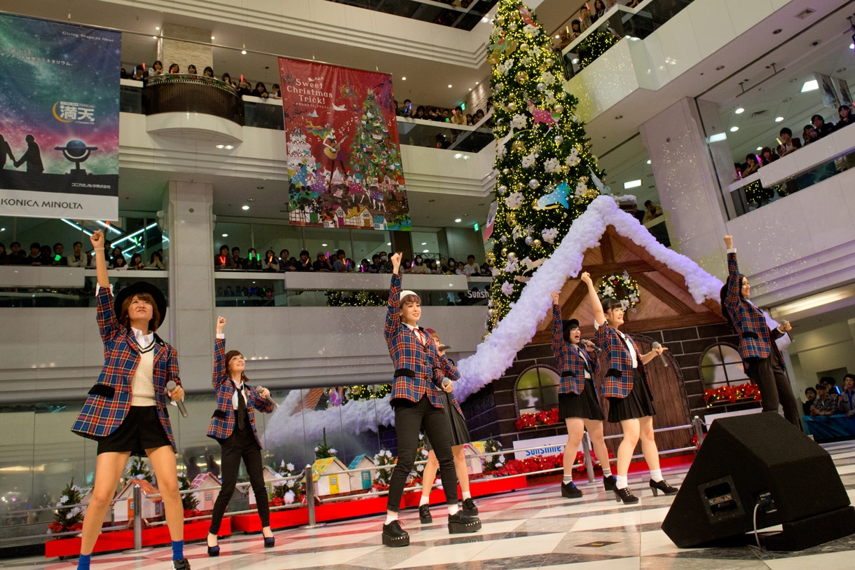 Berryz工房による「ロマンスを語って / 永久の歌」発売記念イベントの様子。