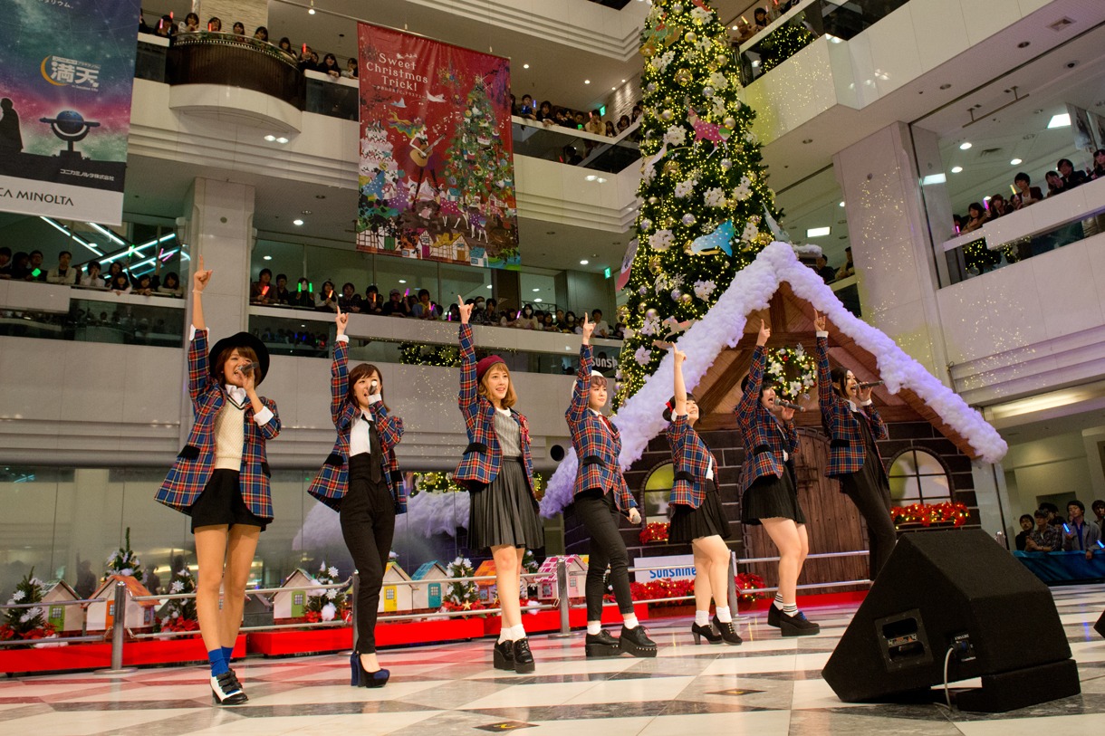 Berryz工房による「ロマンスを語って / 永久の歌」発売記念イベントの様子。