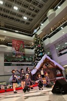 Berryz工房による「ロマンスを語って / 永久の歌」発売記念イベントの様子。