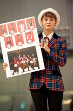 デビュー当時の自分たちの写真を披露する菅谷梨沙子。