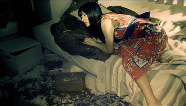 THE ORAL CIGARETTES「嫌い」PVのワンシーン。