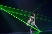 「ラブリーサマータイム」ビデオクリップのワンシーン。