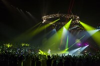 「ラブリーサマータイム」ビデオクリップのワンシーン。