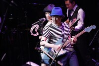 カジヒデキとセッションする野宮真貴。