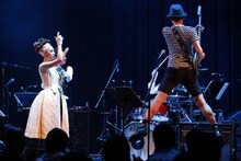 左から野宮真貴、カジヒデキ。