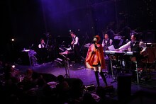 「野宮真貴、渋谷系を歌う -2014-。～Miss Maki Nomiya sings "Shibuya-kei Standards 2014"～」の様子。