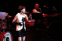 「野宮真貴、渋谷系を歌う -2014-。～Miss Maki Nomiya sings "Shibuya-kei Standards 2014"～」の様子。