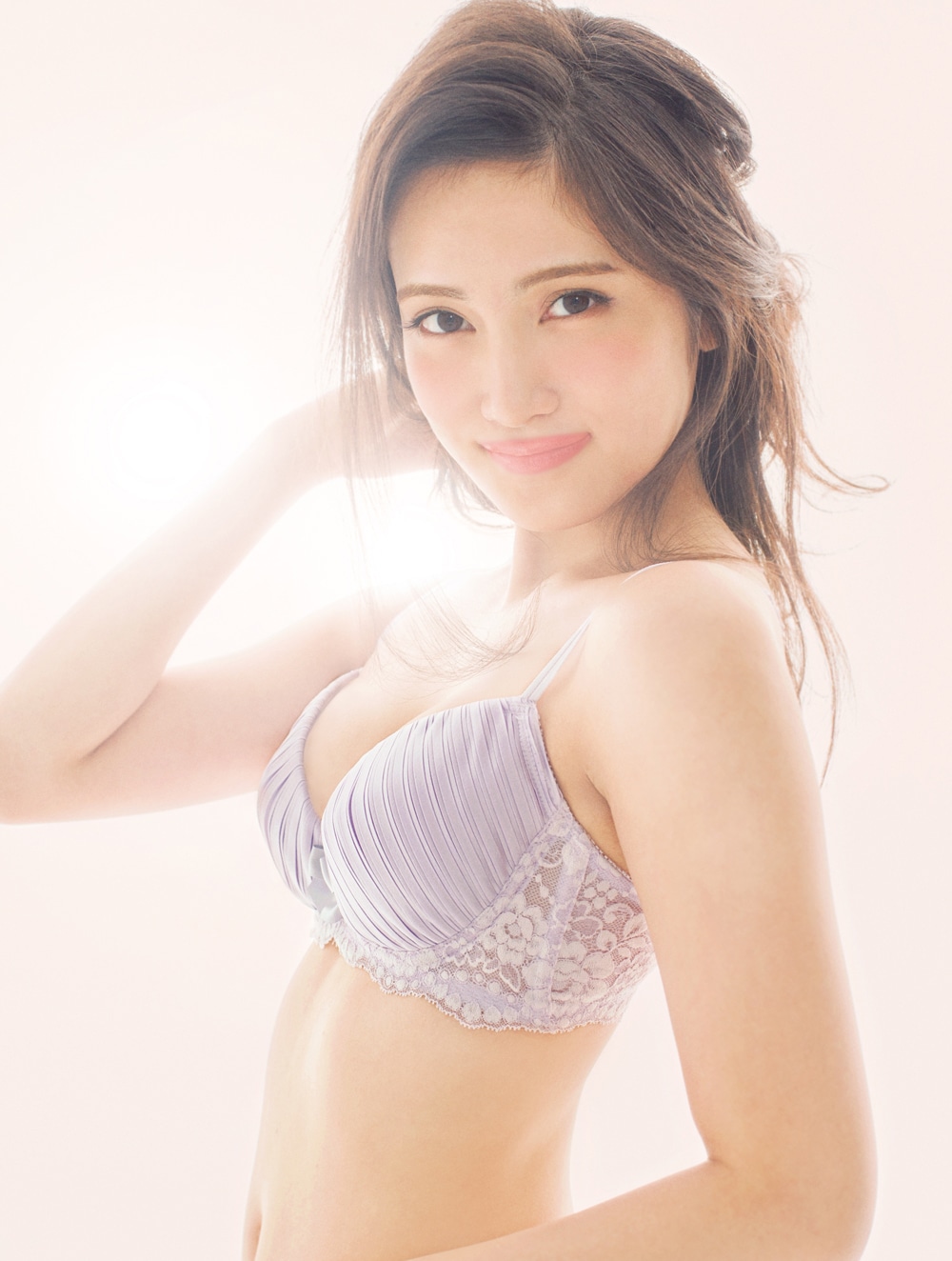 今週の人気画像7位は「小嶋陽菜フェロモンブラでSEXYサンタに！久住小春も参加のPJカタログ。より、入山杏奈。