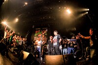 サプライズで行われたMINOR LEAGUEの長島啓介（G）の結婚祝いの様子。（Photo by HayachiN）