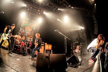 dustboxと10-FEETのNAOKI（左）。（Photo by HayachiN）