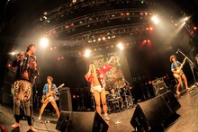 花団のステージに四星球が乱入した様子。（Photo by HayachiN）