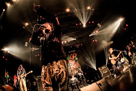 花団のステージにdustboxが乱入した様子。（Photo by HayachiN）