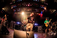 花団のステージに10-FEETが乱入した様子。（Photo by HayachiN）