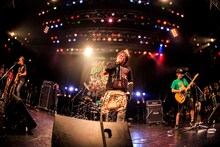 花団のステージに10-FEETが乱入した様子。（Photo by HayachiN）