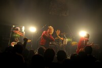 SUNSET BUSとHOTSQUALLのアカマトシノリ（写真中央）。（撮影：半田安政[Showcase]）