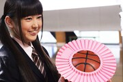 バスケットボールにシャンプーハットをかぶせる安藤ゆず。
