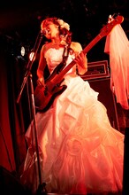 ウエディングドレスを着てベースを演奏するやよい。（Photo by Toyoko Iwahashi）