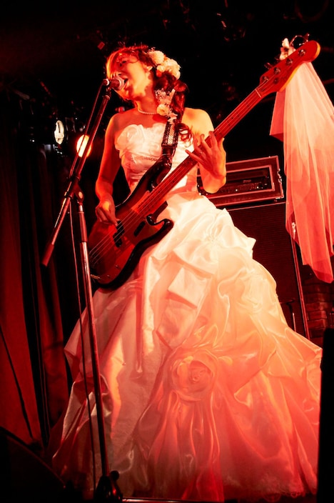 ウエディングドレスを着てベースを演奏するやよい。（Photo by Toyoko Iwahashi）