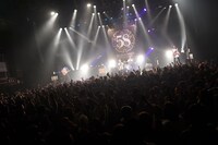 かりゆし58「☆ハイサイロード～大金星～2014-15」赤坂BLITZ公演の様子。