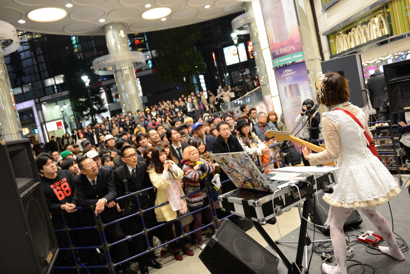 東京・マルイシティ渋谷 店頭プラザにて行われた後藤まりこ「こわれた箱にりなっくす」発売記念フリーライブの様子。