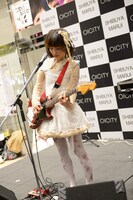 東京・マルイシティ渋谷 店頭プラザにて行われた後藤まりこ「こわれた箱にりなっくす」発売記念フリーライブの様子。