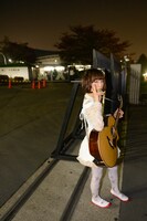 解体中の東京・SHIBUYA-AXの前に来た後藤まりこ。