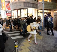マルイシティ渋谷まで歩く後藤まりこ。
