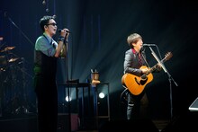 コブクロ「KOBUKURO Acoustic Twilight Tour 2014」北海道・ニトリ文化ホール公演の様子。