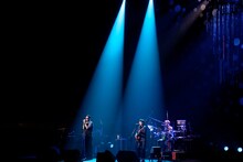 コブクロ「KOBUKURO Acoustic Twilight Tour 2014」北海道・ニトリ文化ホール公演の様子。