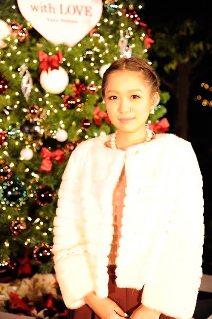 自身がプロデュースしたツリーの前で笑顔を見せる西野カナ。