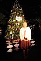 自身がプロデュースしたツリーの前で笑顔を見せる西野カナ。