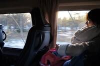 ロケ場所であるサーリセルカへ3時間かけて移動するNegicco。